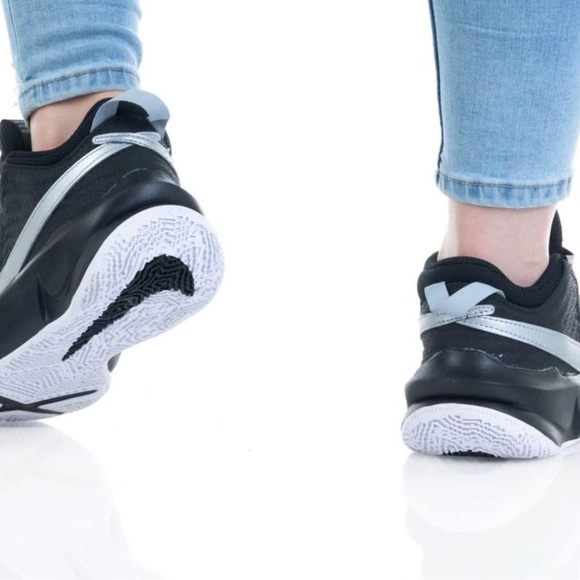 BRAND NEW boy girl youth Nike team hustle d10 basketball shoes size 3.5Y & 5.5Y - Picture 2 of 9